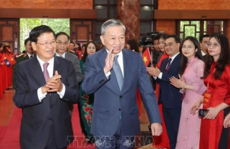 Lao leader meets with former Vietnamese volunteer soldiers 